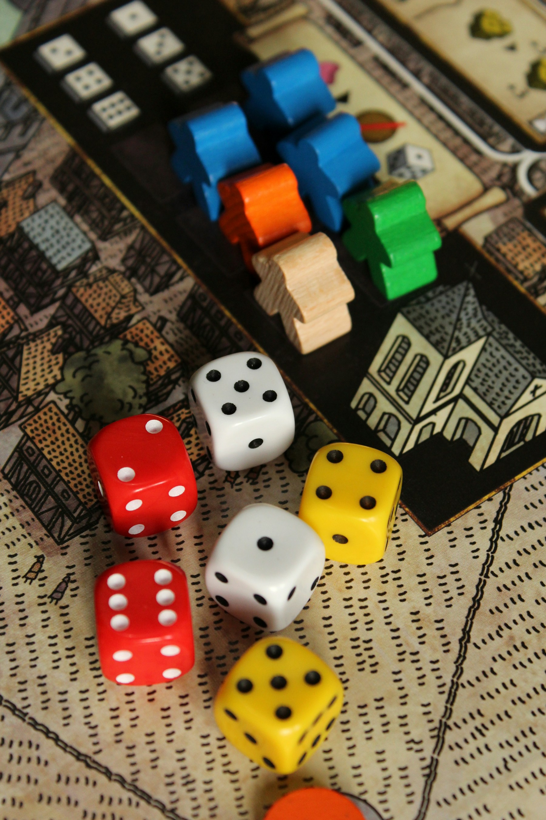 Dés et pions colorés sur un plateau de jeu de société